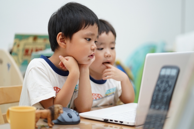 お子さまの視力発達について